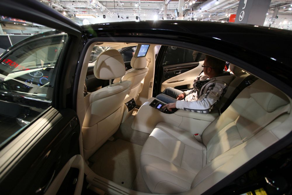 Inne hybridlimousinen til Lexus, 600h, er det både kjøreglede og baksetekomfort. Den digre luksussedanen bruker under 0,3 liter på mila med blandet kjøring.