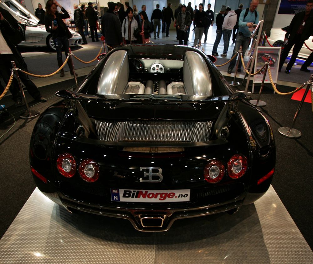 Bugatti Veyron utstråler kraft og eleganse uansett hvilken vinkel den ses fra.