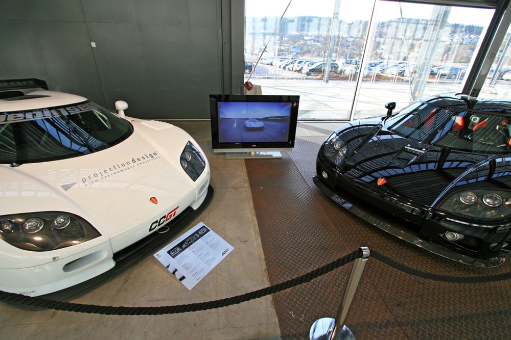 Den svenske superbilprodusenten Koenigsegg stiller med både den nye CCGT (t.v) og CCXR.
