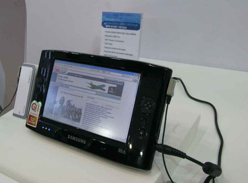 SURFEFJØL: Samsung har laget denne PC-en som i realiteten er en mobil surfefjøl for internettbruk. Den er allerede i salg i Seoul i Sør-Korea. Teknisk Ukeblad fikk prøve den i Beijing, og ble virkelig imponert over hvor enkel den er i bruk. Vi vet allerede nå hva vi ønsker oss til jul!