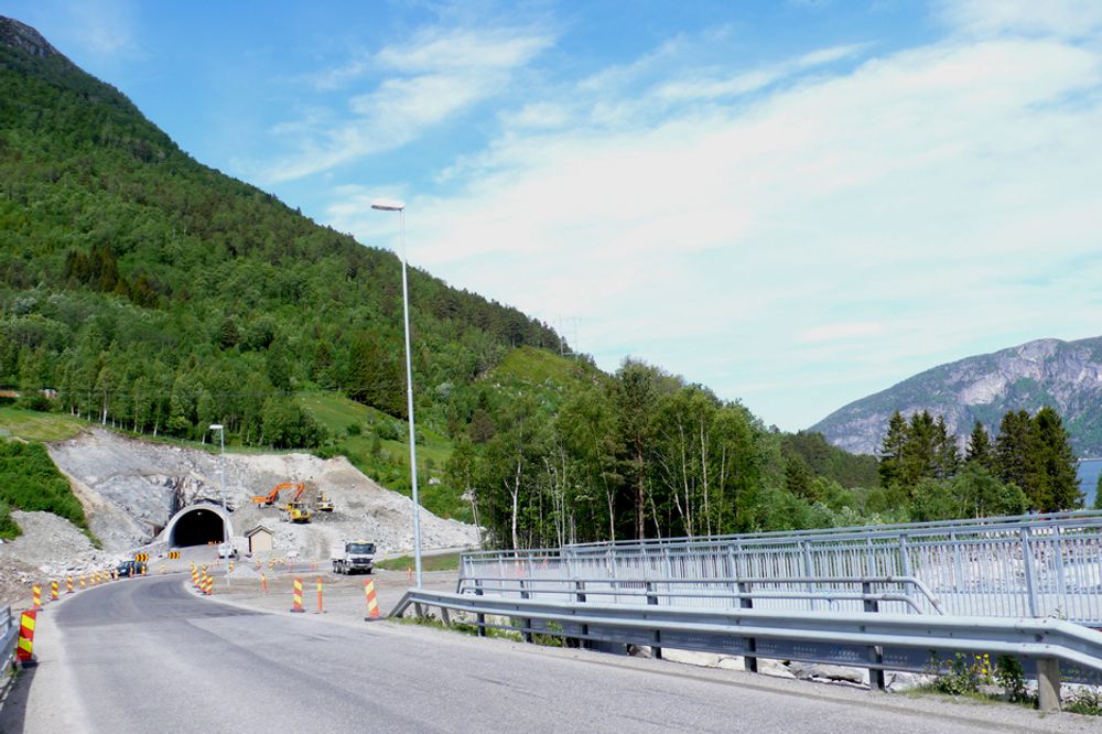 NY VEI: Fra tunnelinnslaget er det laget 1200 meter ny vei mot Jordalsgrenda. FOTO: STATENS VEGVESEN