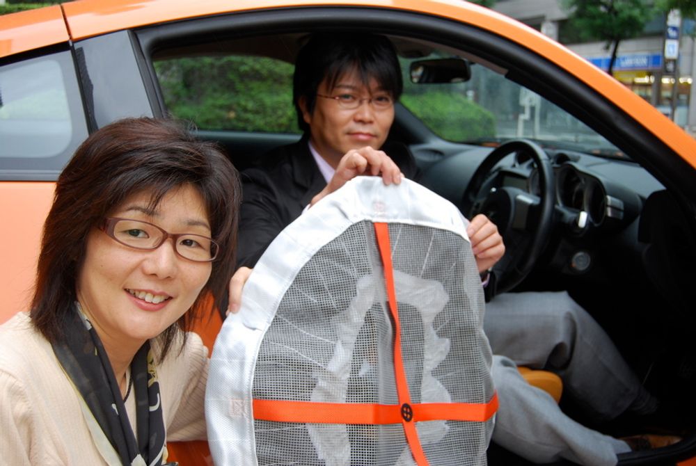 ENKELT Å BRUKE: AutoSock er svært enkelt å bruke, og det setter japanerne stor pris på, mener Hiroko Tominaga fra Innovasjon Norge, som har en stor del av æren for AutoSock sin popularitet i Japan. I bilen sitter Norio Uchiyama fra utstyrsavdelingen i Nissan.