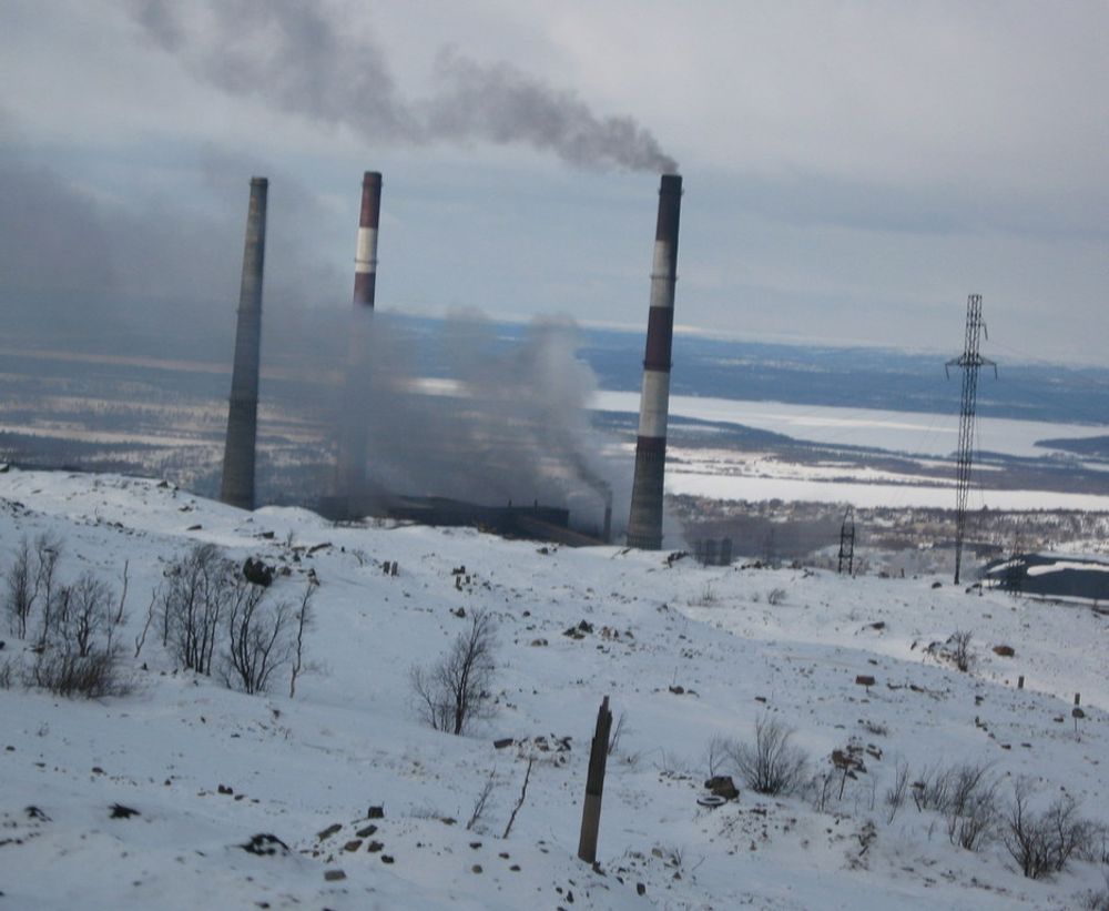 Røyk: Utslippene fra disse pipene har forurenset norsk natur i en årrekke. Ennå er det ikke tatt stilling til når smelteverket i Nikel skal moderniseres.