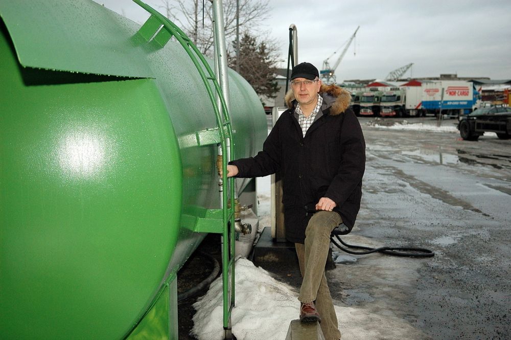 Geir Ivar Stokka levere biodiesel til 2000 trailersjåfører. Etterspørselen er langt større enn produsjonskspasiteten. Estra produserer biodrivstoff fra fiskeavfall. Her en 40000 liters  tank på Brattøra i Trondheim.