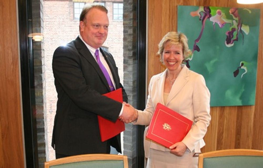 FORNØYD: Norges forsvarsminister Anne-Grethe Strøm-Erichsen og Sveriges forsvarsminister Mikael Odenberg var fornøyde med den nye avtalen.