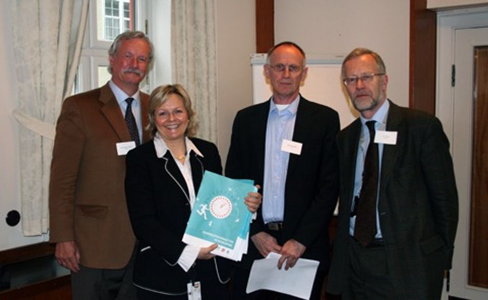 FORNØYD: Kåre Rygg Johnsen (Tekna), Stein Reegård (LO) og Tor Steig (NHO) overrakte rapporten til statssekretær Rikke Lind.