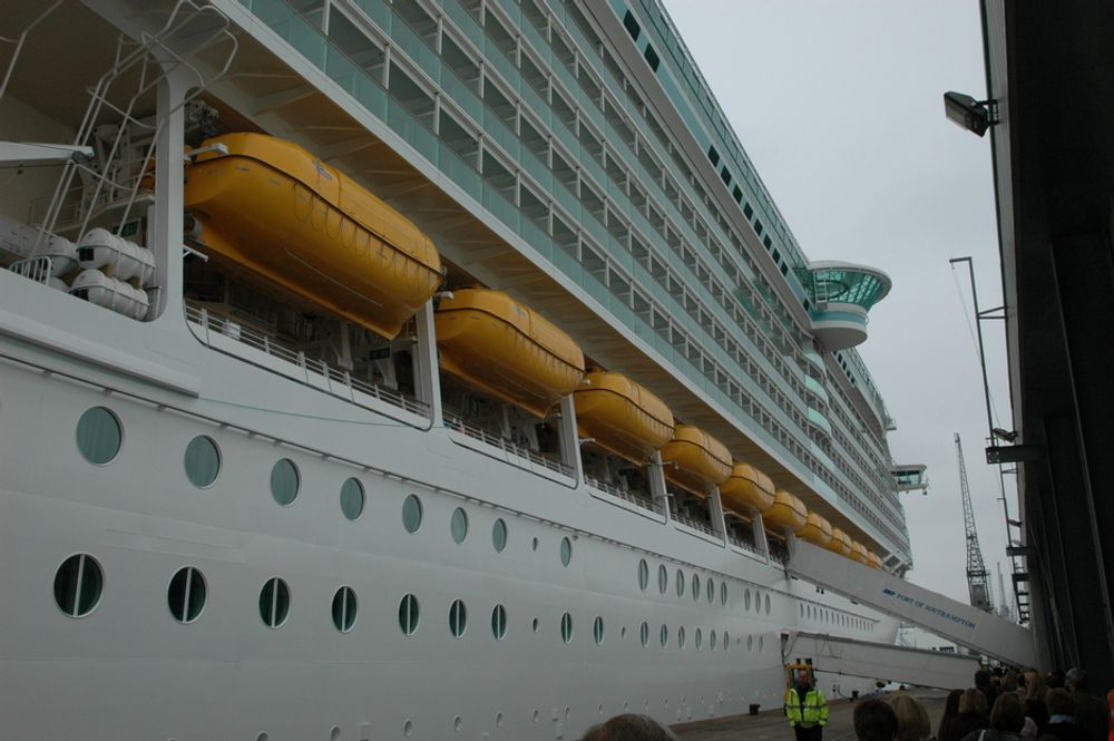 Liberty of the Seas ved kai i Southampton, klar for jomfrutur i slutten av april.