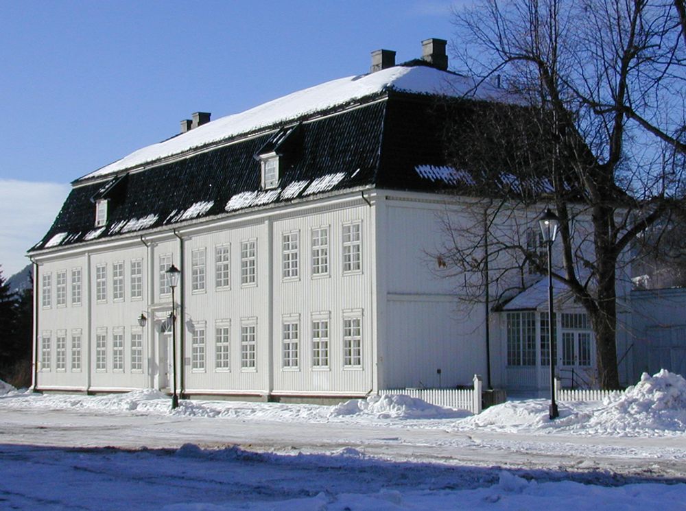 HISTORIEN LEVER: Bergsminarets hovedbygning som ble oppført i 1786 står fremdeles på Kongsberg.
