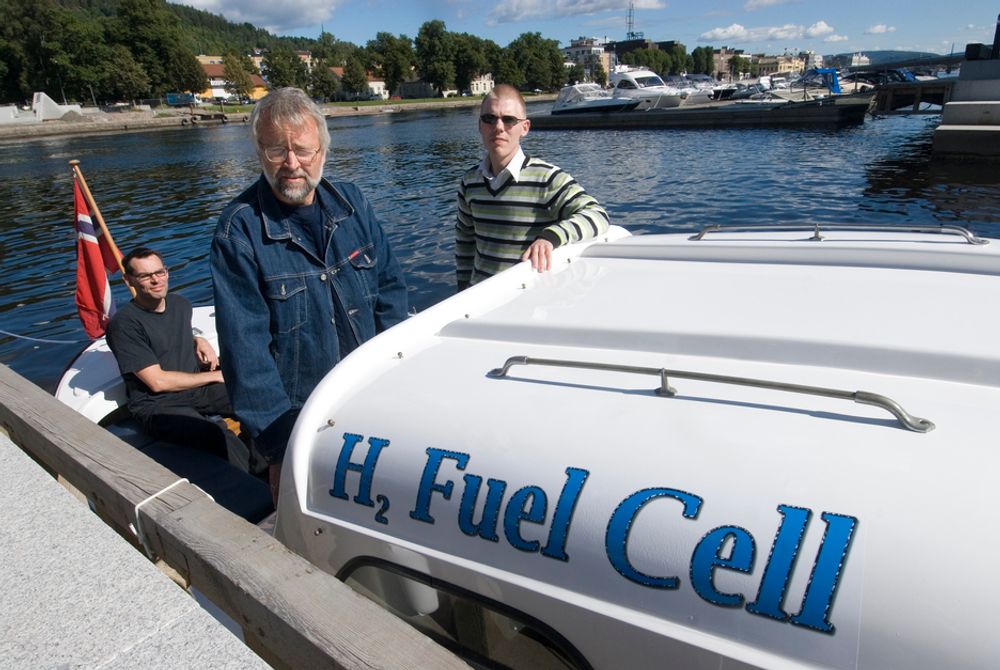 FRAM 21: Skipper og høyskolelektor Per Åsmund Jørgensen (midten) er klar til å kaste loss sammen med høyskolelektor Marius Tannum (sittende bak) og student Arne Trandal.FOTO: KNUT STRØM