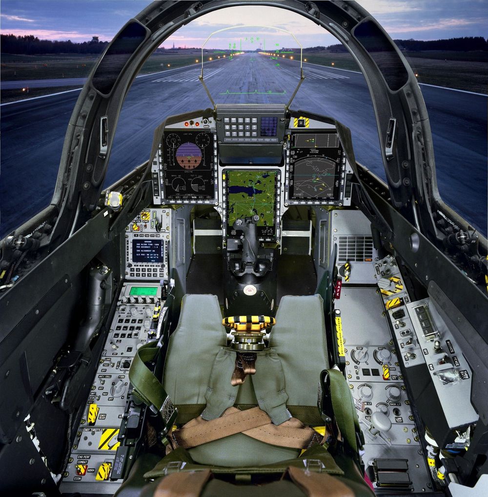 NATOMASKIN: Det svenske kampflyet SAAB JAS-39 Gripen har NATO-cockpit og kan bære og avfyre/slippe alle aktuelle NATO-våpen. Bildet viser cockpit i en tsjekkisk versjon. FOTO: SAAB
