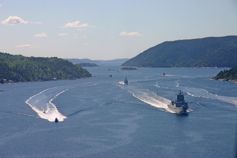 Fregatten stevner inn over oljedråpene fra den tyske krysseren Blücher som ligger på bunnen av fjorden.