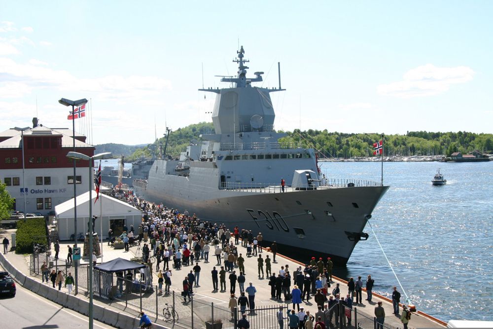 Fregatten KNM Fridtjof Nansen trygt i havn ved Akershus festning.