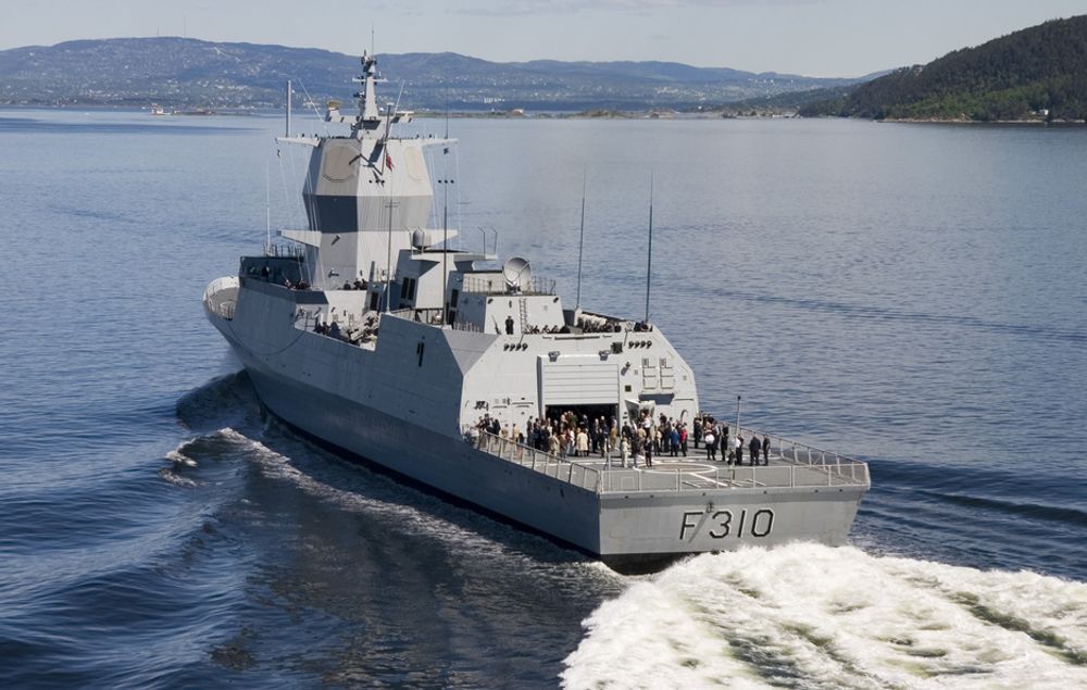Den første fregatten seiler inn Oslofjorden.