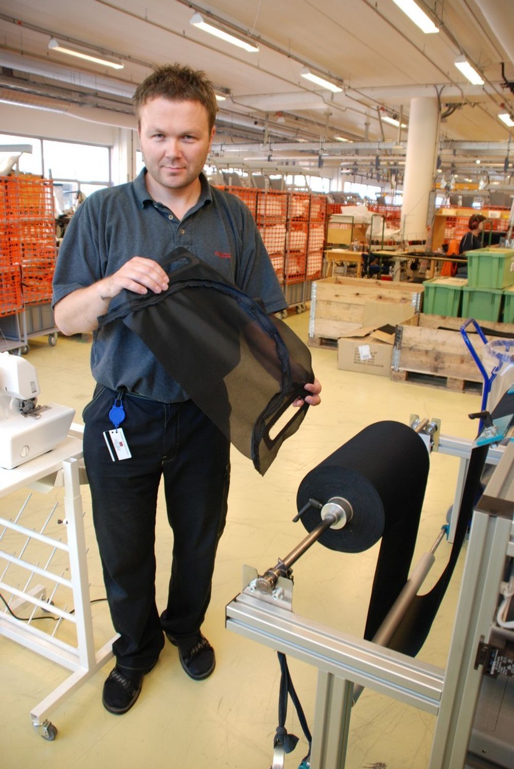 PRODUSERT AV AMATEC: Tor Ronny Gjelstenli viser fram et ferdig sydd undertrekk - produsert av sømmaskinen. Gjelstenli er servicetekniker, og kommer fra bedriften Amatec som har produsert maskinen.