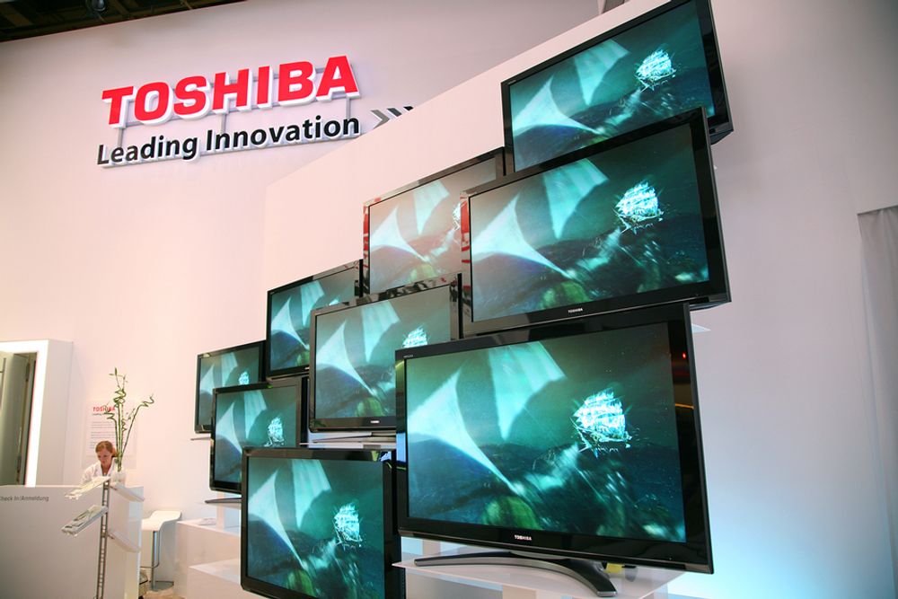 En vegg av Toshibas full-HD-TV-er.