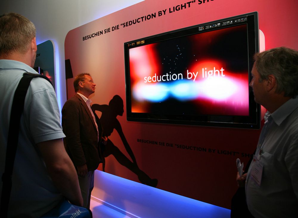 Philips lanserte Aurea-serien med innebygget lys i ramma og bak selve skjermen. Det gir en overraskende behagelig seeropplevelse.