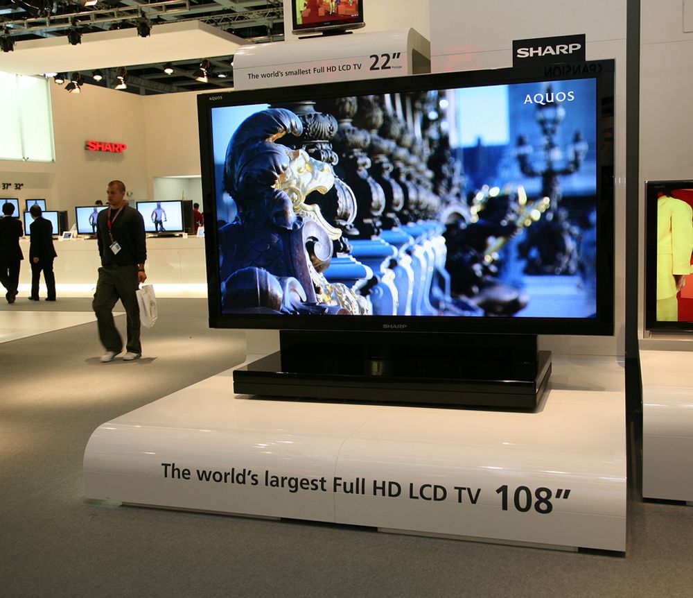 Sharp viser frem prototypen av det som skal være verdens største LCD-TV i full-HD-kvalitet. Den er ikke mindre enn 108 tommer stor.