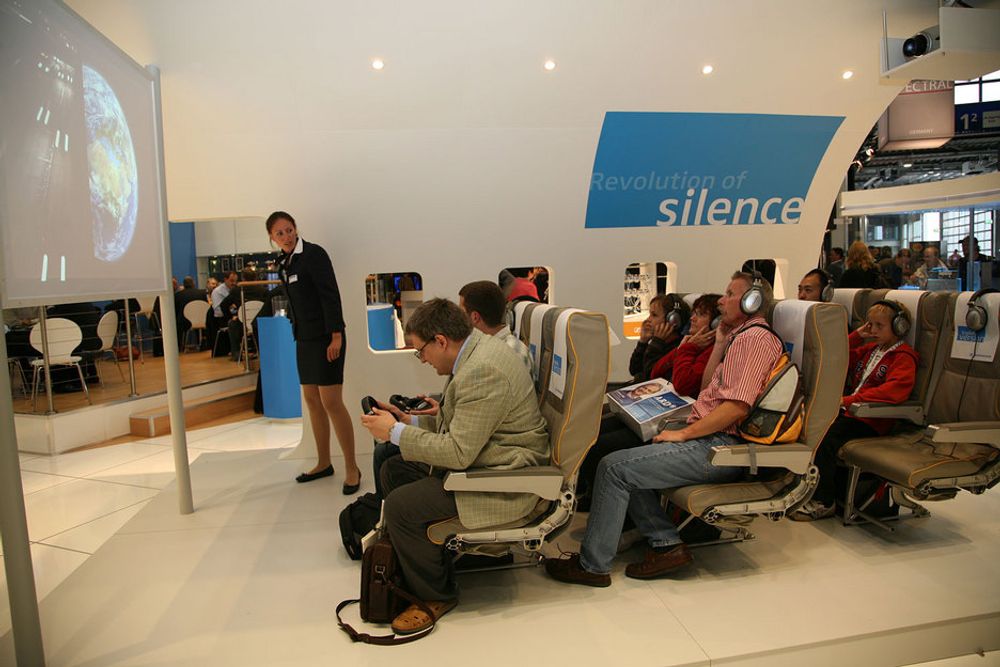 Sennheiser samler publikum i en imaginær flykabin, der de får prøve ut selskapets Noisegard-hodetelefoner med aktiv støyreduksjon. Fra IFA-messa i Berlin.