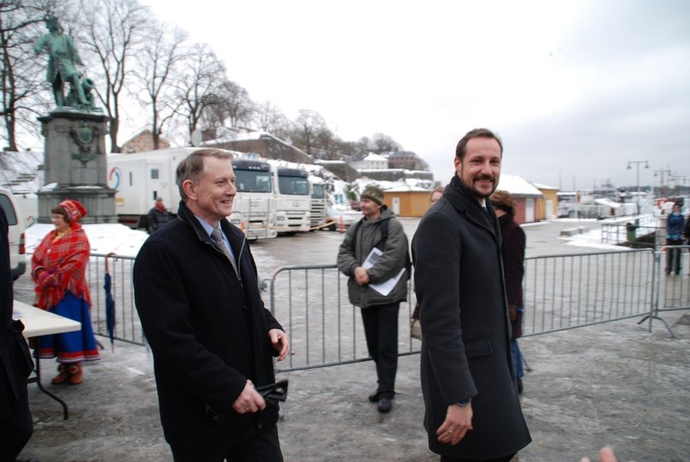 KOS:  Direktør Arvid Hallén i Norges forskningsråd solte seg i glansen av  HKH Kronprins Haakon under åpningne av Polaråret i Oslo 1. mars.