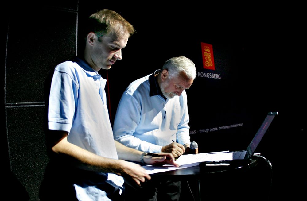 Konsernsjef Jan Erik Korssjøen undertegner en samarbeidsavtale med studentorganisasjonen Start på NTNU sin leder, Audun Bjørnøy, på Samfundet i Trondheim, onsdag kveld.
