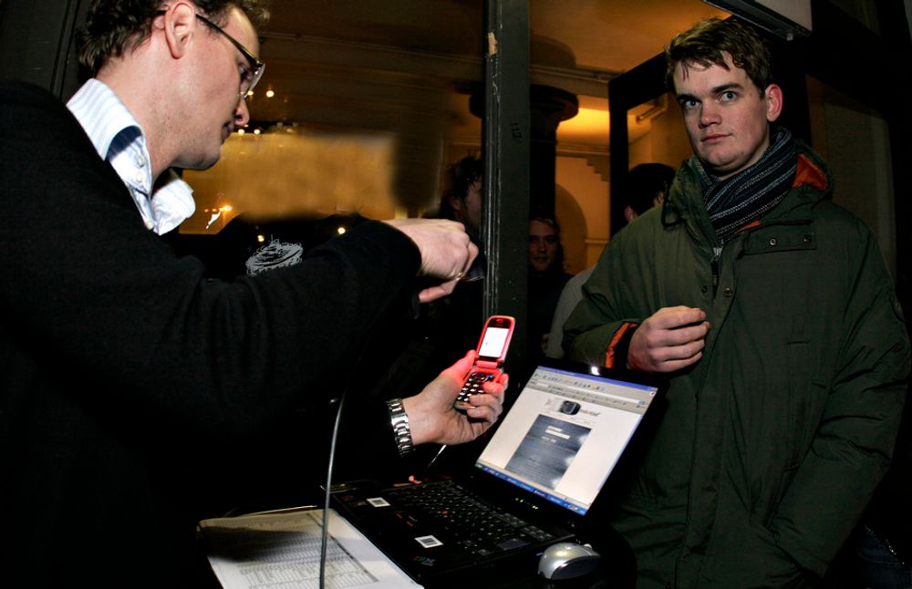 Som det første stedet i Norge, ble strekkoder sendt til inbudtes mobiltelefoner, brukt som inngangsbillett under Kongsberg Gruppens arrangement i Samfundet i Trondheim onsdag kveld.