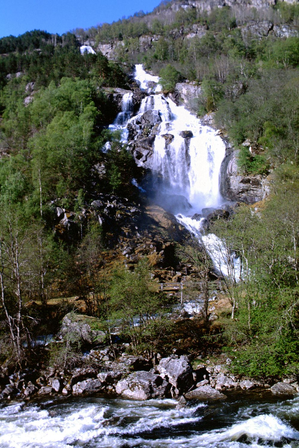 Utbygging av små og mindre elver kan gi Norge mye ny kraft. De 260 søknadene NVE hadde inne pr. desember 2006 innebærer økt kraftproduksjon på 3 TWh.