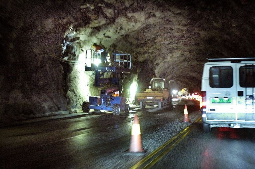 STØY OG EKSOS: Mens utbedringsarbeidene pågikk, dundret trafikken gjennom Ellingsøytunnelen.