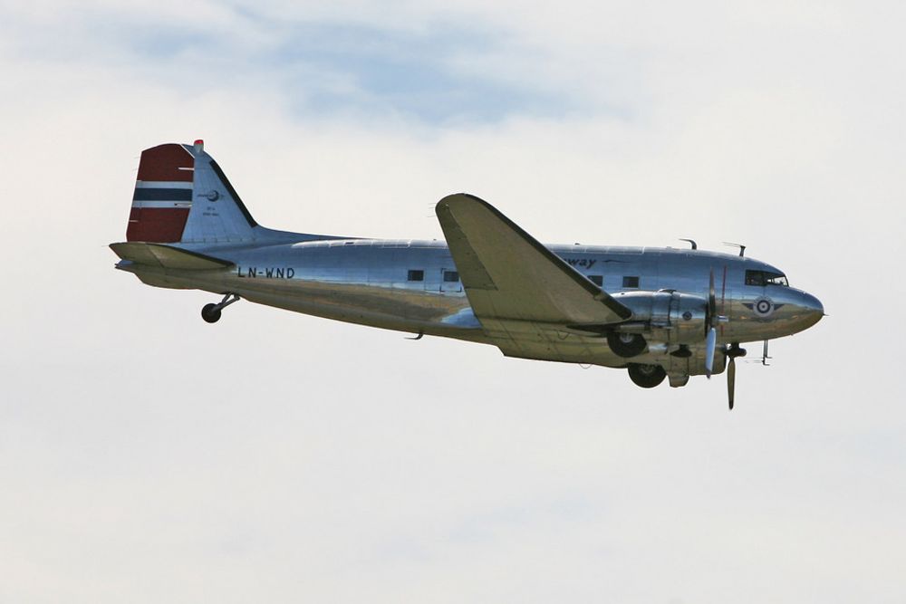 Douglas DC-3 Dakota ble brukt som passasjerfly og militært transportfly. Fløy første gang i 1935 og er fortsatt i kommersiell bruk.