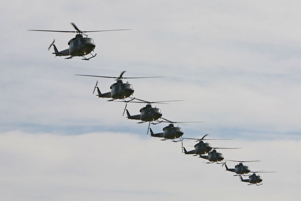 Sjelden formasjon av 8 Bell 412SP Arapaho, forsvarets transporthelikopter siden 1987.
