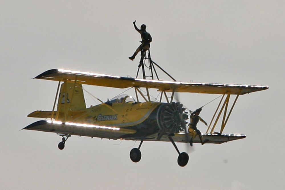 To akrobater på vingene til "Catwalk"