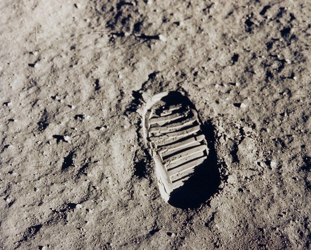 HISTORIE: Her er et av de første skoavtrykkene laget av et menneske på Månen. Fotsporet stammer fra Buzz Aldrins sko, fra den gang da han og Neil Armstrong gikk på månen - 20. juli 1969.