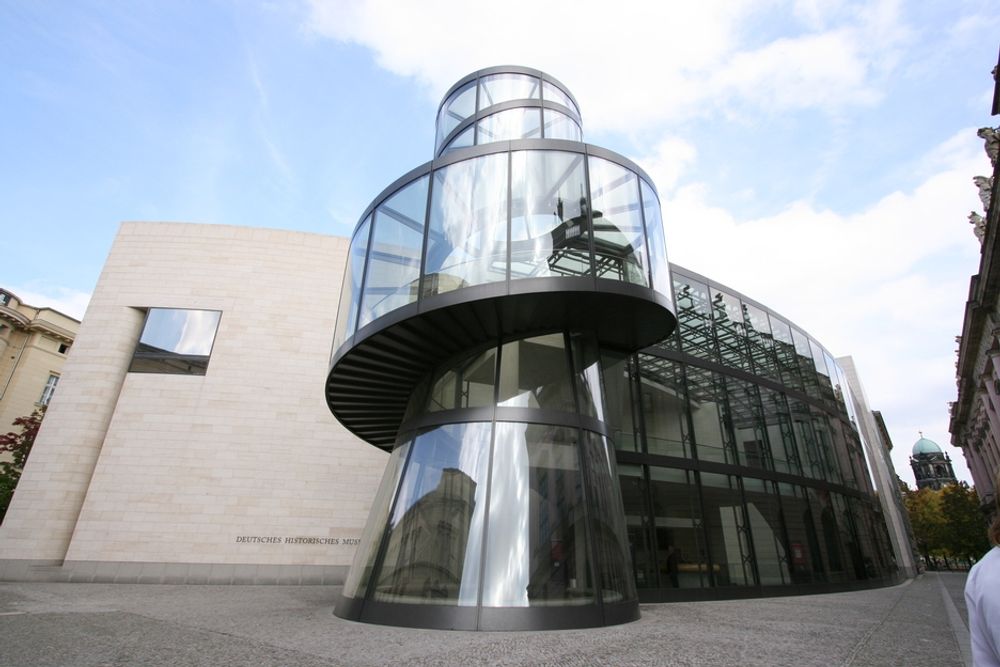 NOK EN BERØMT ARKITEKT: Tilbygget til Berlin Museum er laget av den berømte arkitekten I.M.Pei og består av et glasstilbygg med hall og trapp som snor seg mot himmelen.