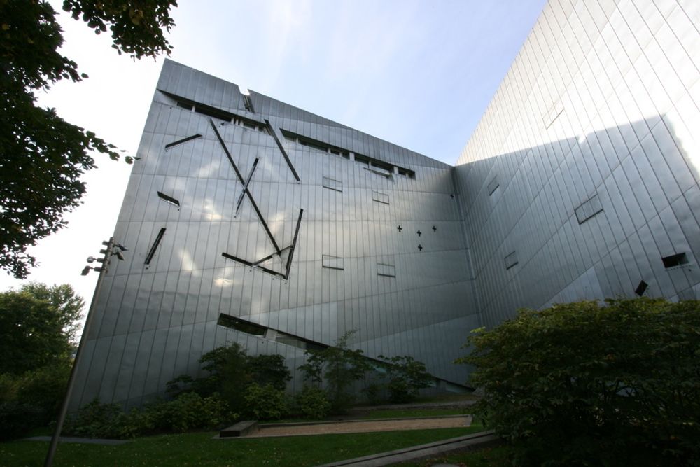 BERØMT MUSEUM:  Det er arkitekten Daniel Libeskind  som har tegnet et av Berlins mest berømte bygg: Jewish Museum. Museet som ikke bare handler om jødenes forfølgelse under 2. verdenskrig, men er et museum for jødene i Tyskland, er et fantastisk stålplatekledd bygg formet som en halv jødestjerne sett ovenfra.