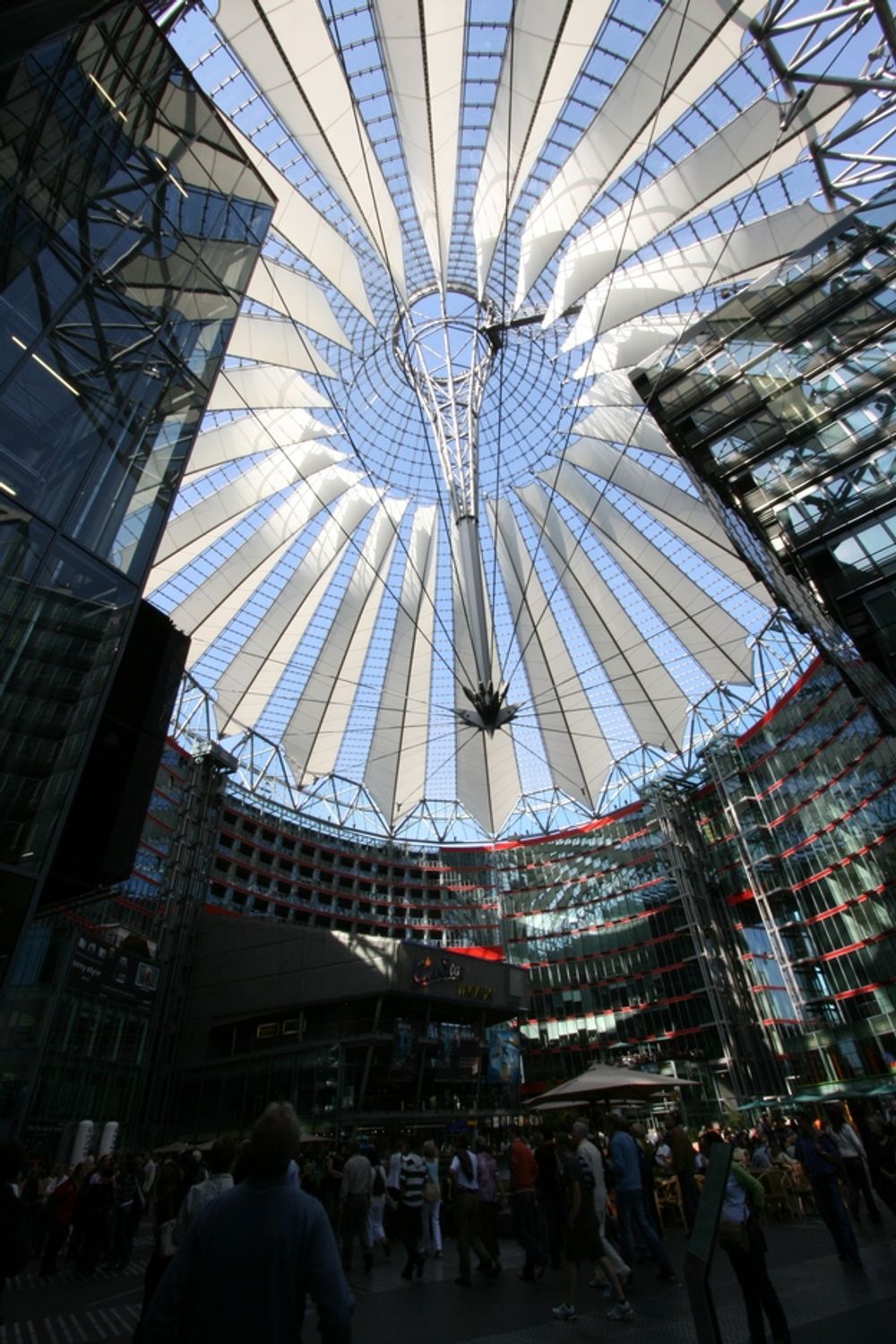 SONY CENTRE: Kuppelen over Sony Centre  på Potsdamer Platz består av glass og stål og danner tak over et trivelig torg med mange spisesteder. Arkitekt er Helmut Jahn og ingeniørfirmaet  Ove Arup og partners står bak den fantastiske stålkonstruksjonen.