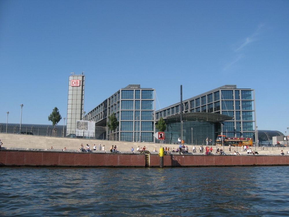 HAUPTBAHNHOF: Ved elven Spree ligger den nye hovedbanestasjonen som er Europas største. Bygget sto ferdig i 2006 og er i tillegg til jernbanestasjon,  i dag et stort kjøpesenter.