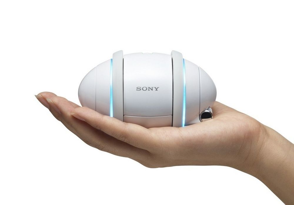 VOKSENT LEKETØY: Sony Rollo kan streame musikk fra datamaskinen via Bluetooth mens den danser sammen med deg.
