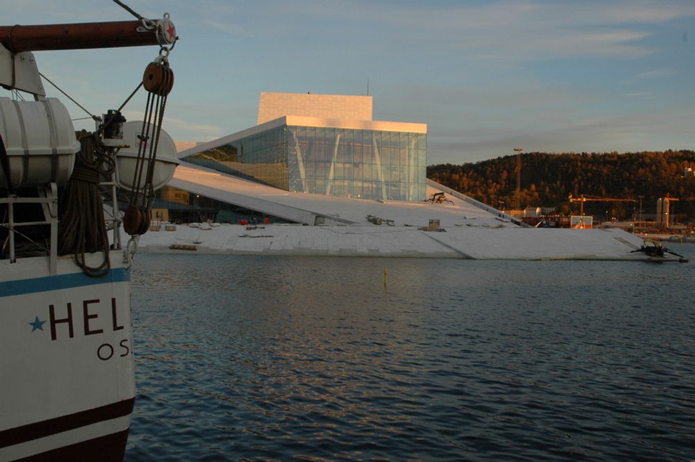 Operaen i Bjørvika i solnedgang en sein høstettermiddag. Under skipets kjøl kommer senketunnelen snart.