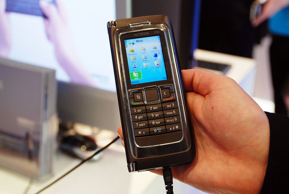 SAMMENKLAPPET: Slik ser Nokias nye E90 Communicator ut når du klapper den sammen og skjuler tastaturet og "gigaskjermen".