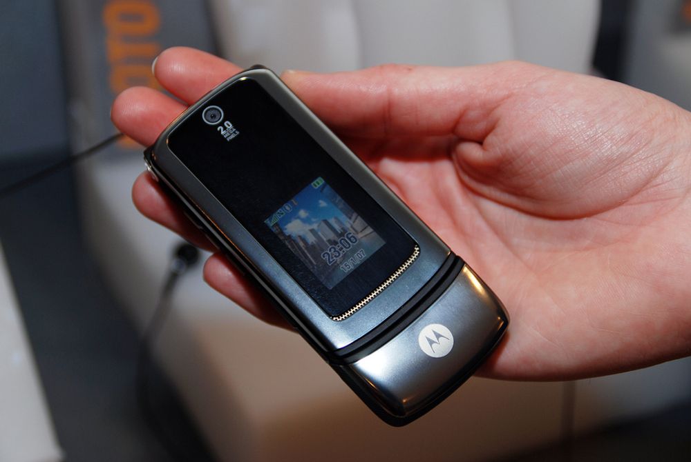 LUKKET K3: Krzr K3 skal være en av Motorolas nye trendtelefoner, og kommer i to luksuriøse "metallic"-farger. Men med HSDPA og UMTS, MPEG4-video og en rekke andre muligheter, er MotoKrzr K3 mer enn bare en tendy "dings" til å ha i vesken.