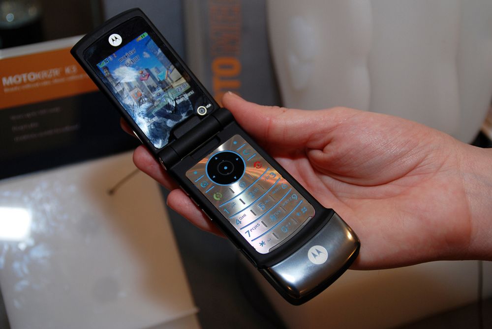 ÅPEN K3: MotoKrzr K3 har to integrerte kamera - ett 2 megapixel kamera med 8 x zoom, og et VGA-kamera for videosamtaler. Memorykapasiteten er 50 MB, i tillegg til at telefonen har plass til microSD-kort. Dersom du har en Bluetooth-printer, kan du skrive ut bildene dine direkte fra mobilen.