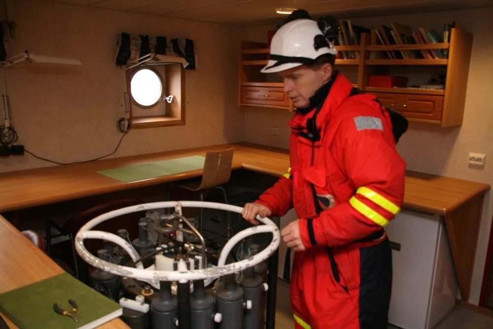Overingeniør Svenn Ove Linde i laboratoriet om bord i forskningsskipet R/V Gunnerus.