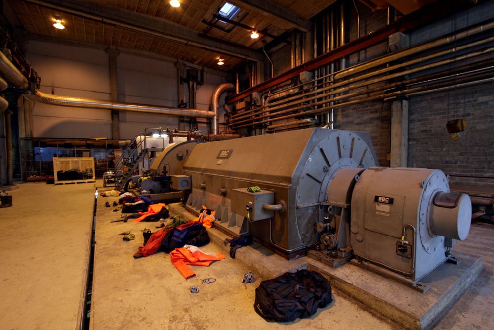 Arbeidsklær til tørk ved den 40 MW-generatoren som er tilknyttet landets største dampturbin.