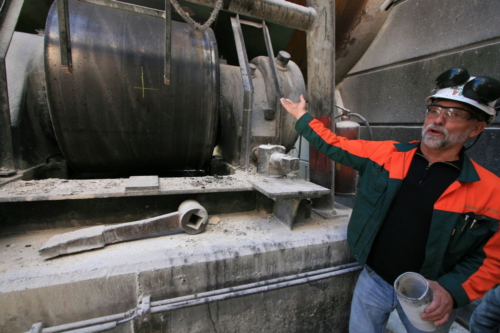Tom A. Svingen må bruke en gigantisk fastnøkkel for å justere rotasjonsovenen som veier 1000 tonn.