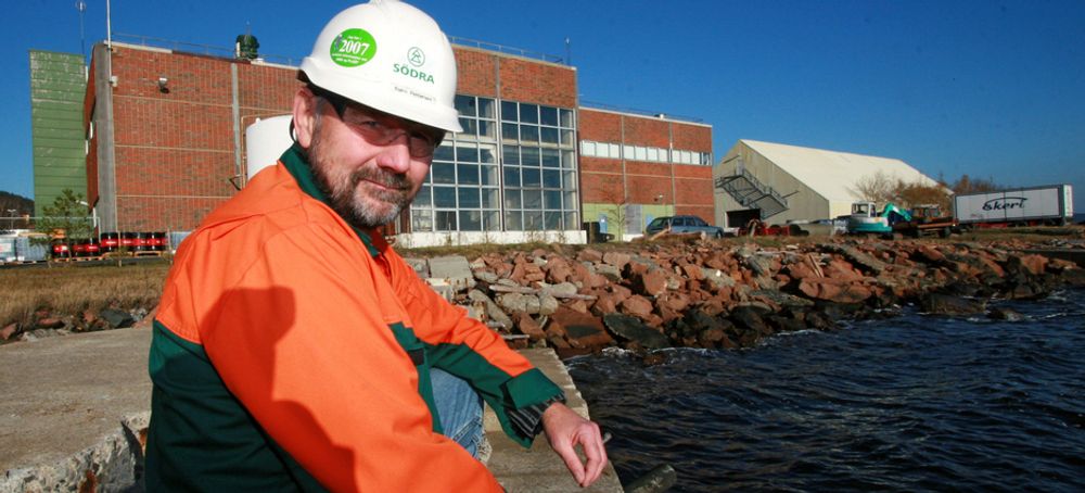 Bjørn Pettersen i Södra Cell Tofte foran den nedlagte klorfabrikken der Statkraft nå skal bygge et pilotanlegg for produksjon av saltkraft