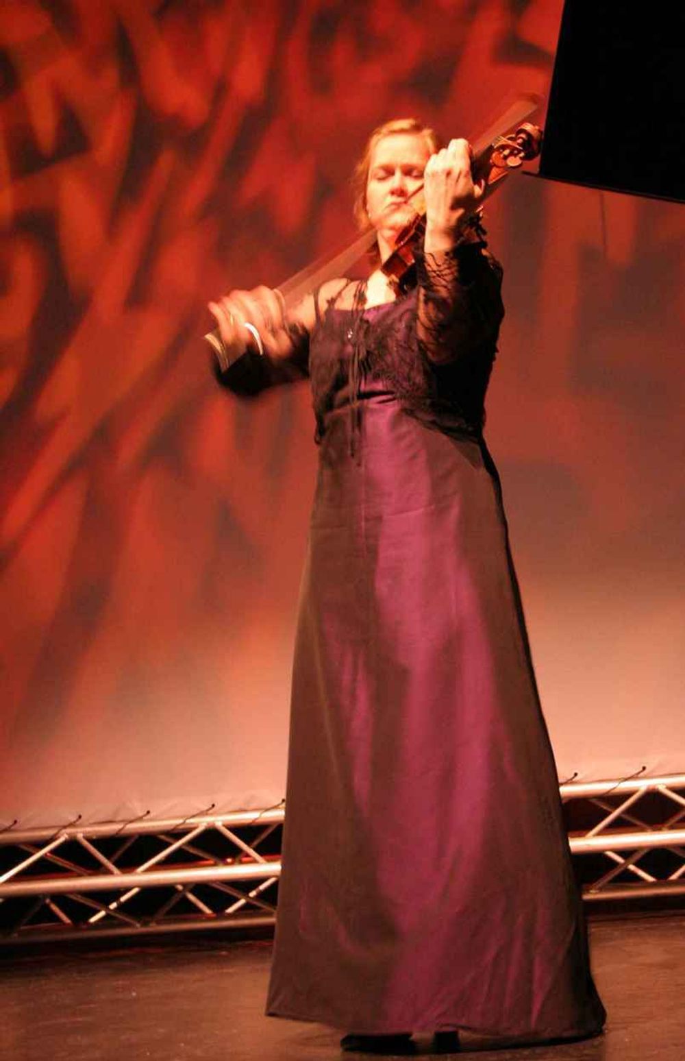 Den annerkjente Marianne Thorsen spilte nydelig på sin fiolin for publikum i Olavshallen under Technoport Awards.