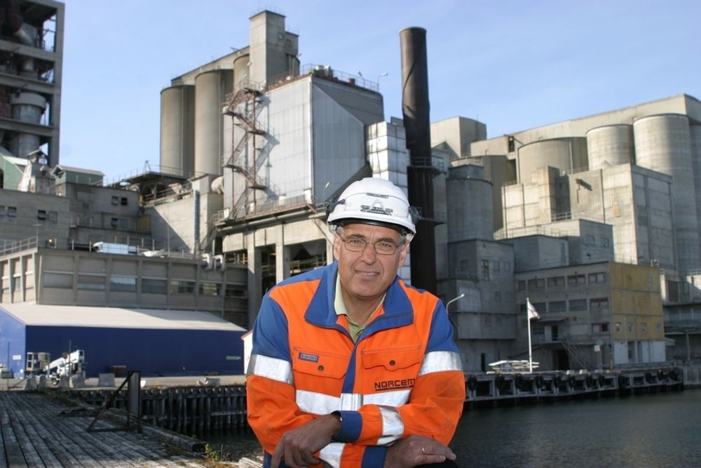FRYKTER ENERGISPREKK: Fabrikkdirektør ved Norcem i Brevik, Kjell Skjeggerud, er bekymret over energitilgangen for industrien i Øst-Norge.
¿ Jeg frykter at vi kan komme i samme situasjon som det Midt-Norge er for industriens del, sier han.