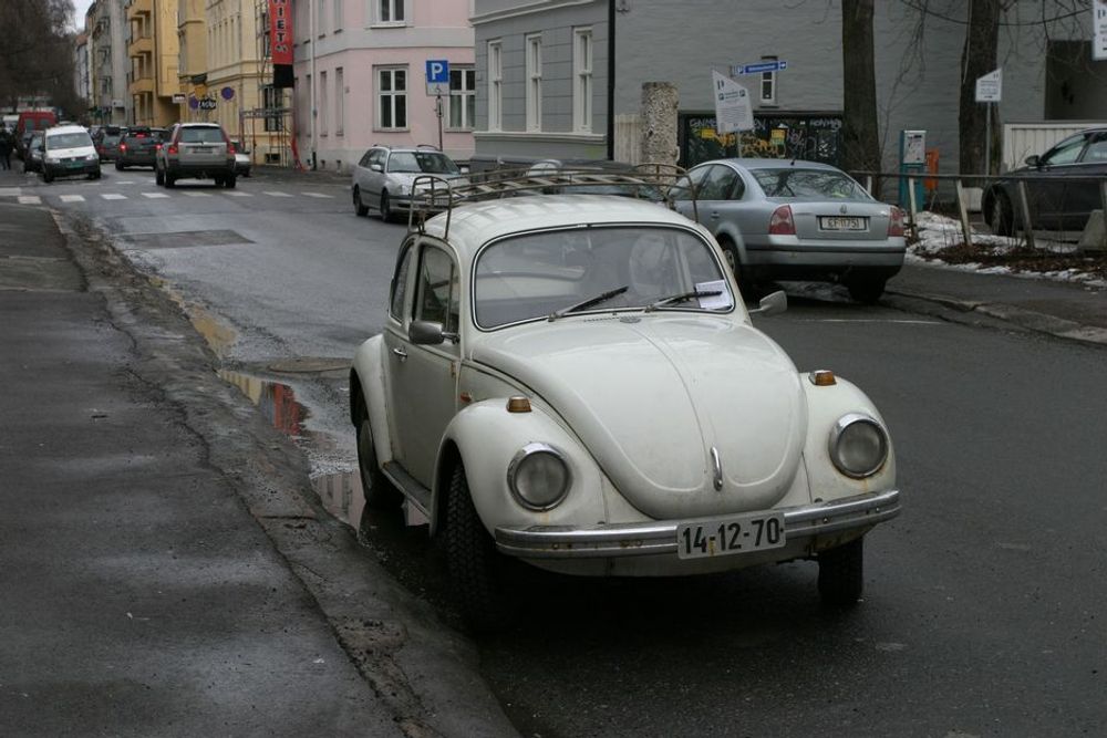 GAMMEL OG FARLIG: Seniorforsker Dagfinn Moe ved Sintef mener myndighetene må gjøre noe med avgiftssystemet på nye biler - for å få vekk de gamle bilene fra trafikken.