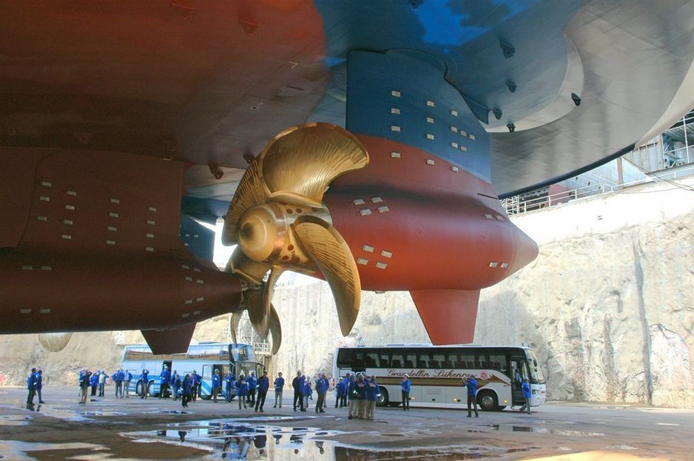 Tre ABB Azipod, hver på 14,5 megawatt, montert på cruiseskipet Liberty. To er svingbare og fremoverrettede. Propellen er laget i Russland.