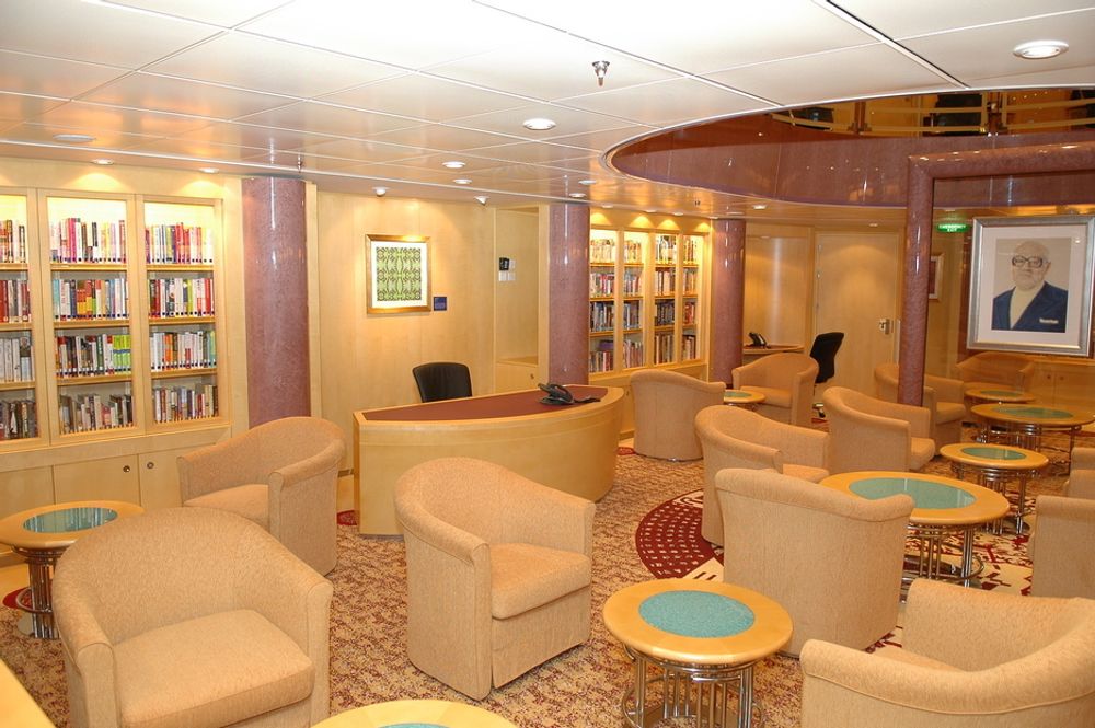 FOR DEN LESELYSTNE: Et utførlig bibliotek gir gode muligheter for å synke ned i en god stol med en god bok, dersom ike soldekket frister.