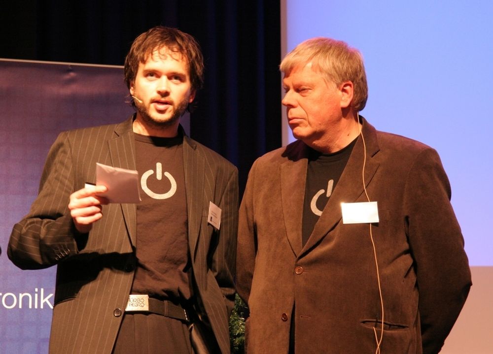 Julenissens gode medhjelpere; Stian Sønsteng og Erik Andersen fra Elektronikkbransjen, som arrangerte årets julegave-show. Sønsteng klarte ikke å skjule at han fortsatt er Turbonegro-fan med belte fra bandet.